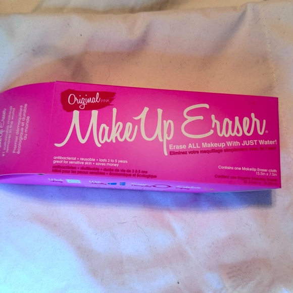 💖 The One of a Kind Revolve Original Pink Makeup Eraser - New In Packaging 💖 - Picture 1 of 10